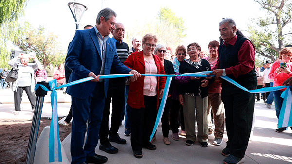 Omar Félix y jubilados de la Villa 25 de Mayo inauguraron el nuevo centro social y recreativo