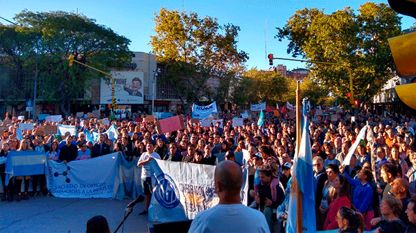 Multitudinaria marcha en San Rafael en defensa de la educación pública