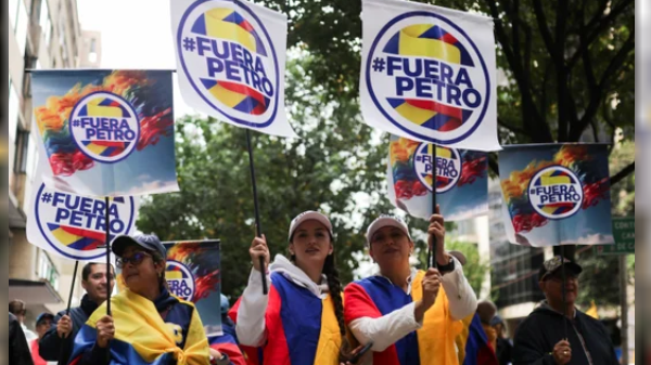 Miles de personas marchan en Colombia para oponerse a las reformas de Petro