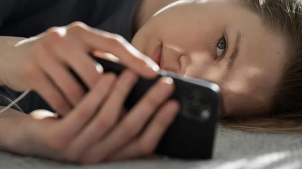 Por qué es un grave error ver el celular antes de irse a dormir: lo que dicen los expertos