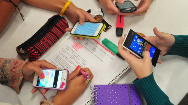Vuelve la polémica a las aulas: si prohibir o no el uso de celulares