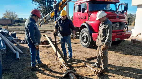 El municipio instala una nueva bomba sumergible para mejorar el servicio de agua en La Llave