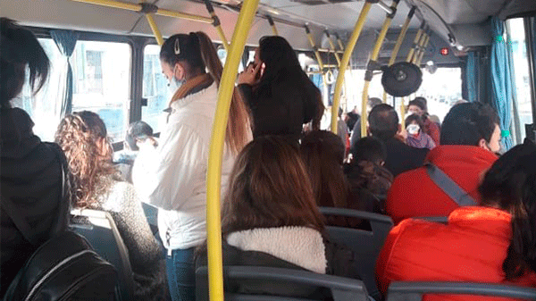 ¿Cuántas son las personas que pueden ir paradas en el colectivo?