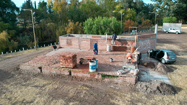Obras y embellecimiento en la costanera del rio Atuel en Alvear