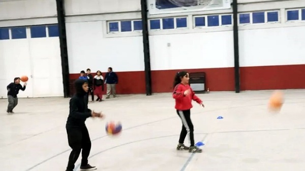 Gracias al Polideportivo, los niños de El Sosneado pueden hacer deporte en invierno