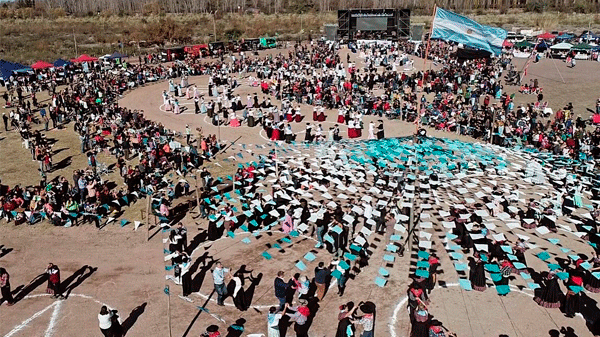 Volvió el Pericón más grande de todos y más de 700 parejas bailaron en la Villa 25 de Mayo