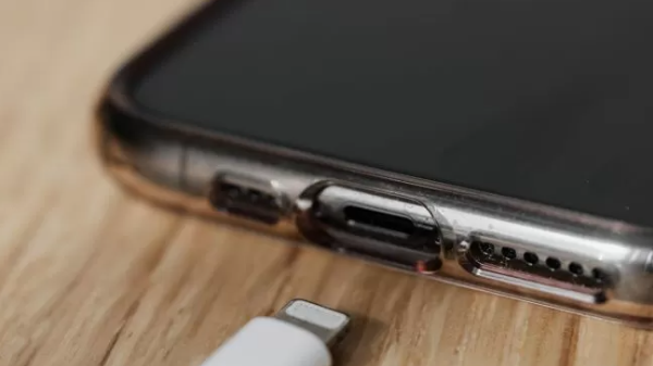 Esta es la única forma correcta de cargar un celular para evitar un daño peligroso