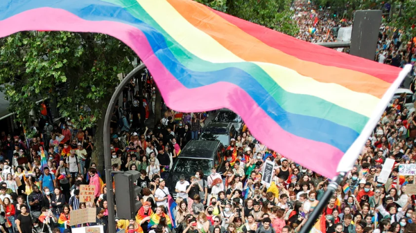 Miles de personas en Marcha del Orgullo en París antes de las elecciones