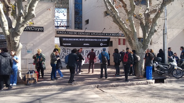 Señalan que el 70% de los trabajadores universitarios son pobres