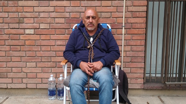 Adrián pasó toda la noche en la puerta de Edemsa