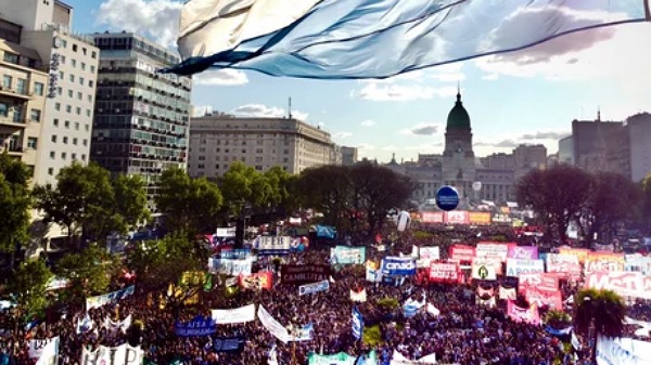 Masiva marcha en defensa de la universidad pública
