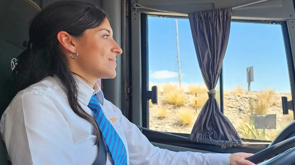 Nina Álvarez, la primera conductora de micros de larga distancia en Mendoza