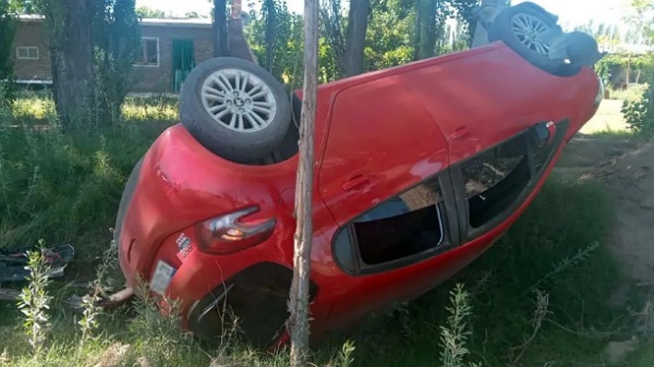 Perdió el dominio del auto y volcó