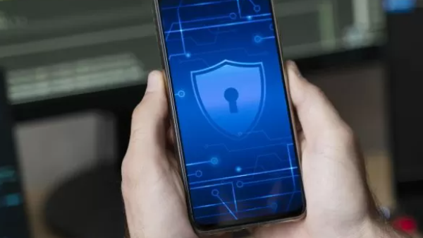 La función que hay que desactivar del teléfono celular afuera de tu casa para evitar estafas virtuales