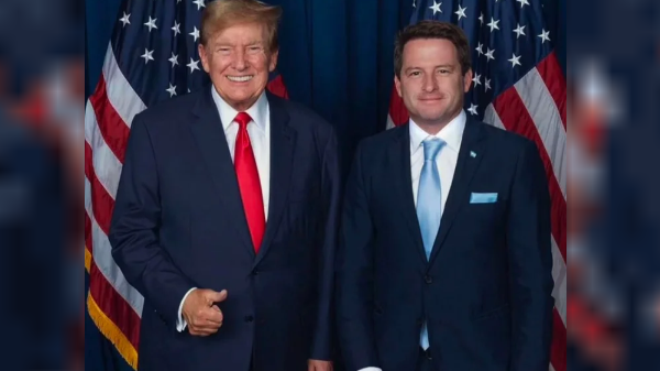 El senador Alex Campbell, presente en la asunción de Trump junto a Javier Milei