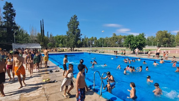 Miles de chicos ya disfrutan las colonias de verano municipales