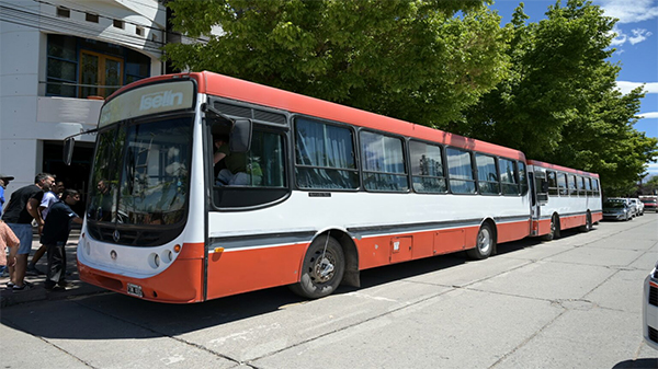 Iselín donó dos colectivos a la Municipalidad de Malargüe