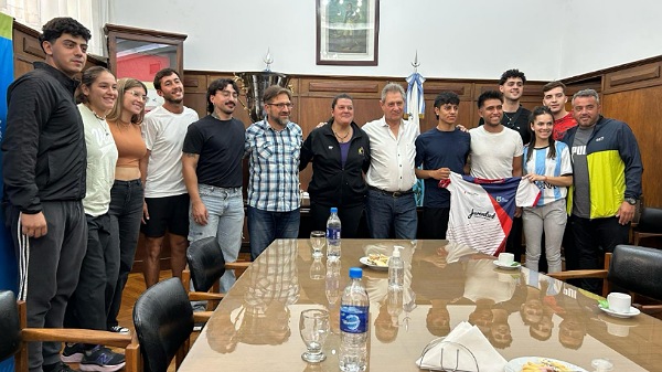 Félix recibió a estudiantes del instituto Jorge Coll para promover el deporte universitario