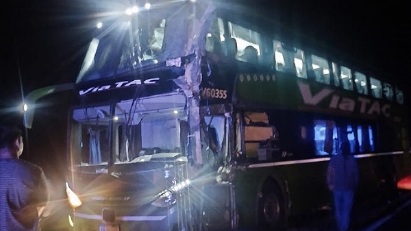 Fuerte choque entre un camión y un colectivo en General Alvear