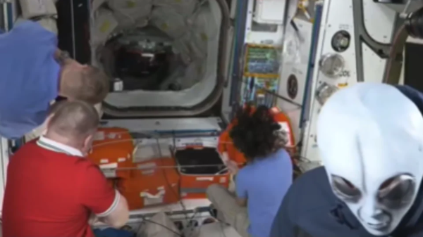 La tripulación de SpaceX recibe una cálida bienvenida por parte de un «alienígena» de la NASA