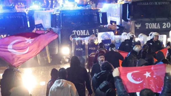 Manifestantes pro democracia marcharon en las calles de Estambul