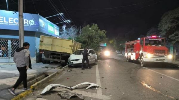 Video del camión que se quedó sin frenos y se llevó puesto varios autos e impactó un comercio