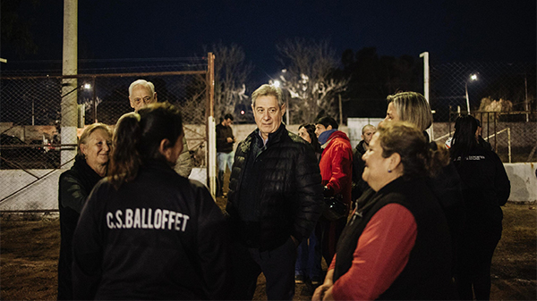 El Municipio entregó reflectores led y material deportivo al club Balloffet