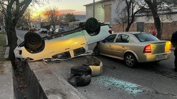 Choque y vuelco en esquina céntrica de San Rafael