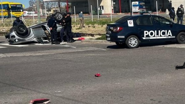 Choque y vuelco a metros de la terminal